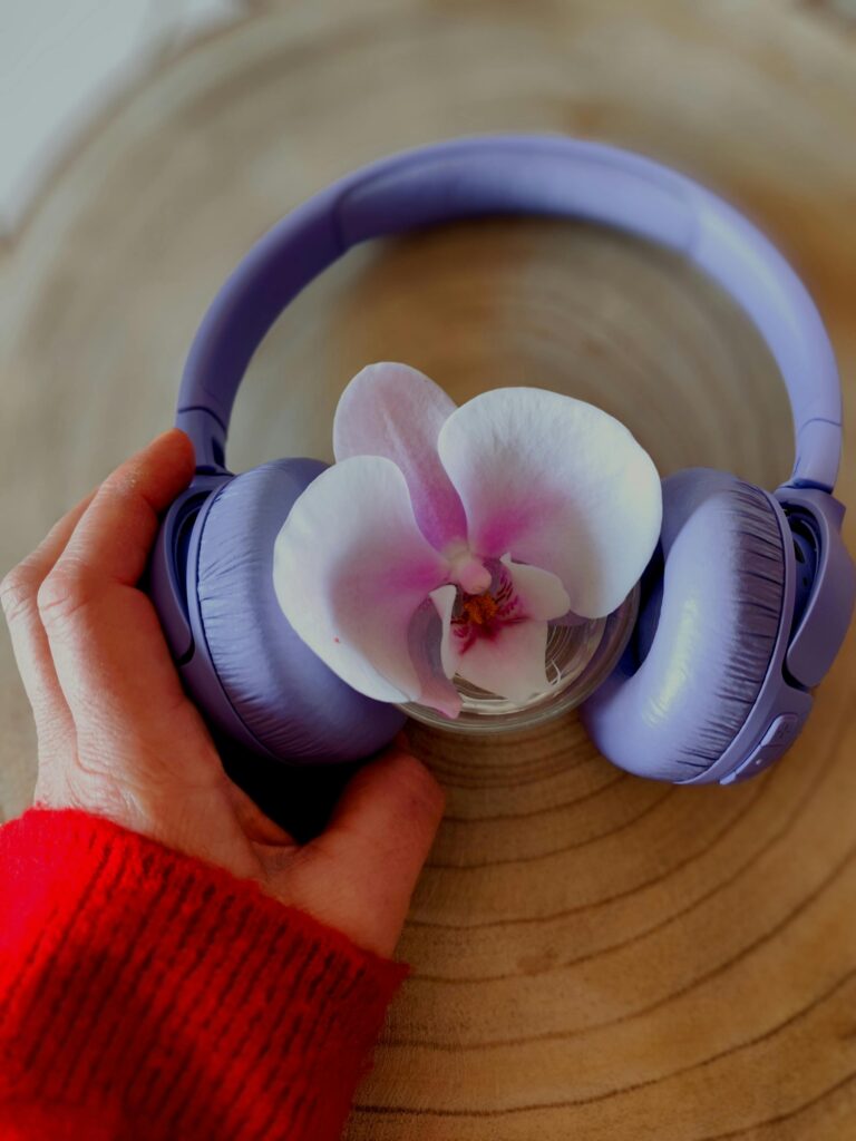Noot. Overgenomen uit Orchidee En Koptelefoon In Artistieke Harmonie, door Halyna Khomyk, 2025, (https://www.pexels.com/nl-nl/foto/orchidee-en-koptelefoon-in-artistieke-harmonie-30867846/)